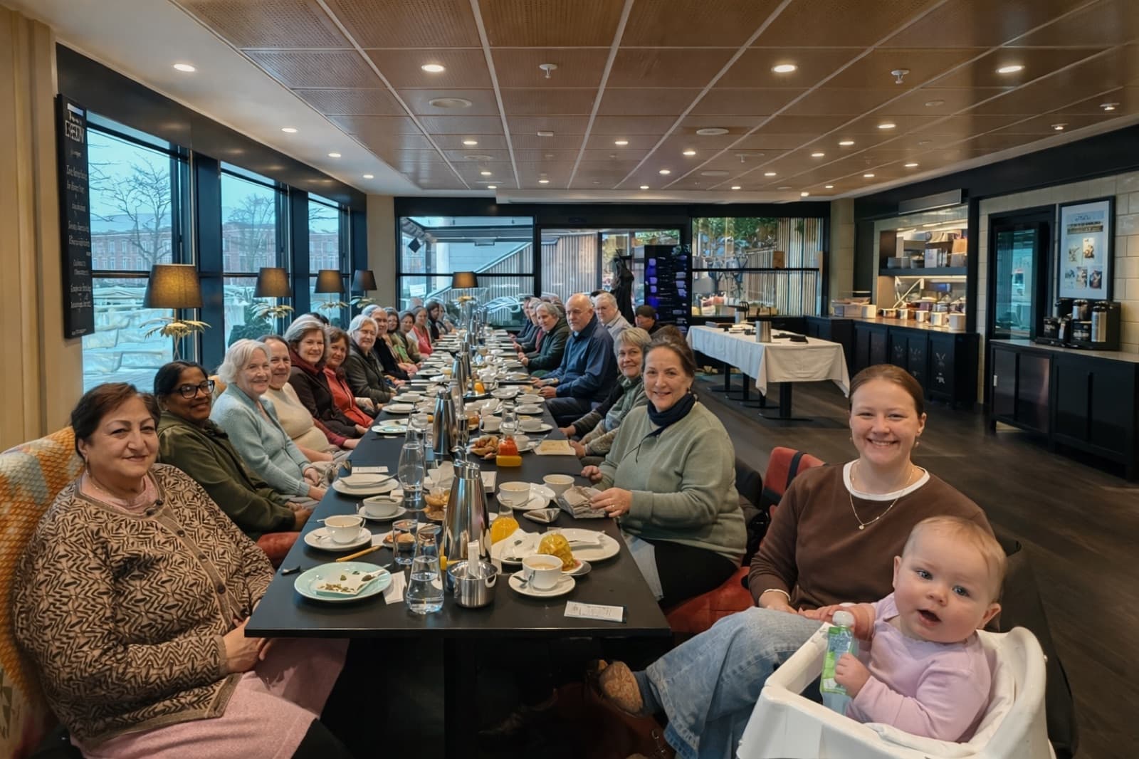 Flere generasjoner samlet rundt langbordet – fra baby til besteforeldre