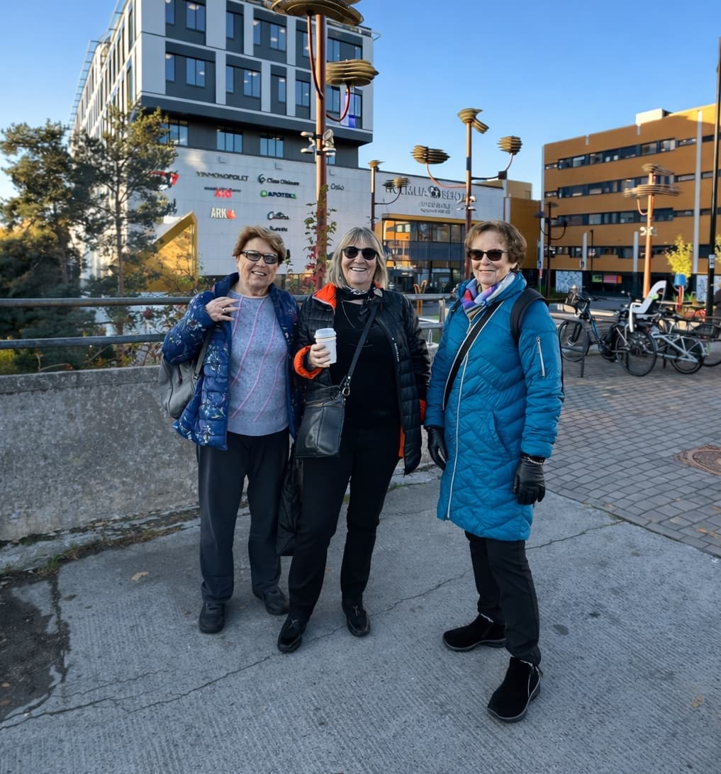 Tre deltakere på nabolagstur i høstsol