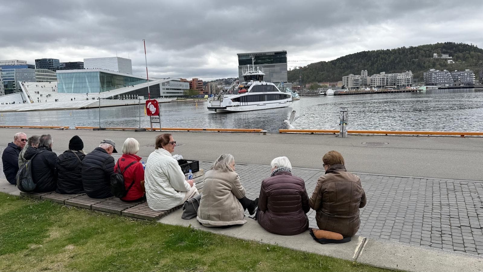 Gruppe ved Oslofjorden med operahuset i bakgrunnen