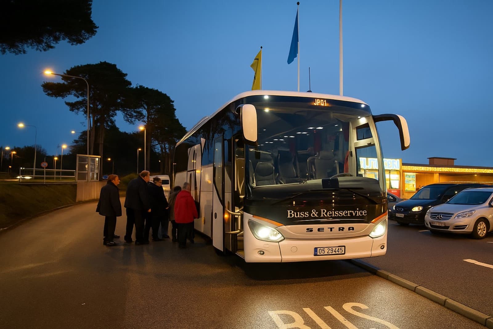 Turbussen henter deltakere i kveldslys