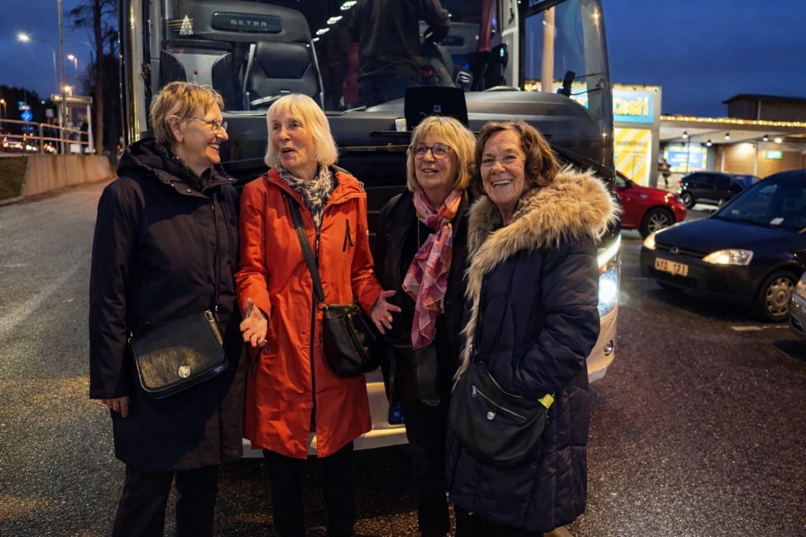 Fire venninner foran turbussen før avreise